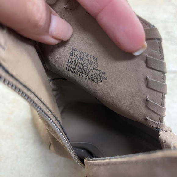 Vince Camuto size 8.5 - Picture 6 of 7